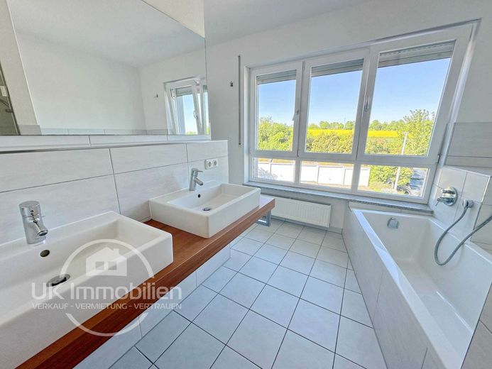Familienglück in Feldrandlage - mit Sauna, Dachterrasse und Garten – Masterbad