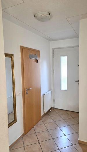 SENZA PROVVIGIONE - Casa a basso consumo energetico con impianto fotovoltaico e splendida vista a Kempten-Rothkreuz – Hausflur