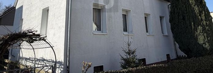 FAMILIENHAUS MIT GARAGE UND GARTEN