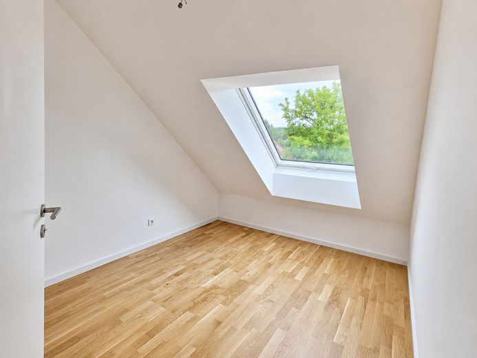 Erstbezug: A+ Neubau-Reihenhaus mit 6 Zimmern, Premiumküche, PV-Speicher & Garten – DG Zimmer 2