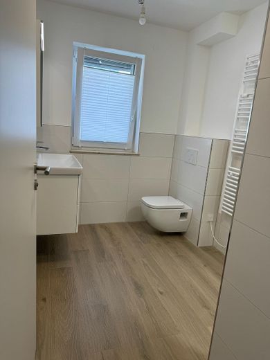 Hochparterre 3 Zimmer Wohnung, mit Garten, Terrasse, Balkon, Smarthome, Glasfaser – Bad