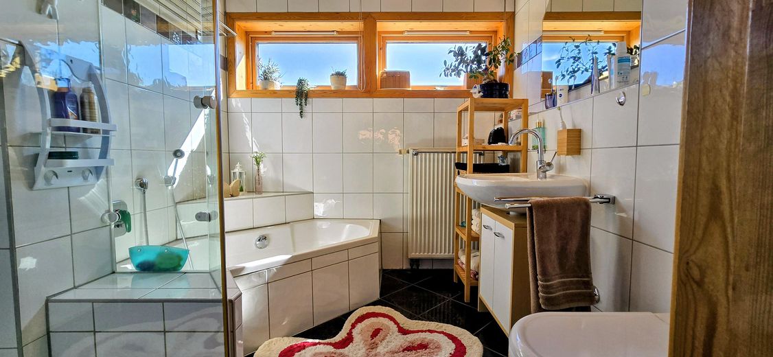 Skandynawski dom marzeń niedaleko Stuttgartu i Ludwigsburga – z mieszkaniem dla gości i połączeniem kolei miejskiej S-Bahn – OG Bad (Badewanne+Dusche)