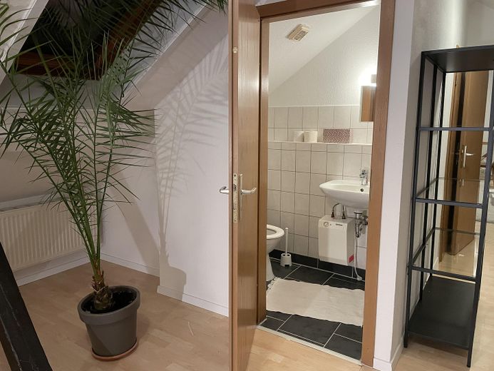Möblierte 3 Zimmer Maisonette Wohnung in zentraler Lage zu vermieten – Foto 1