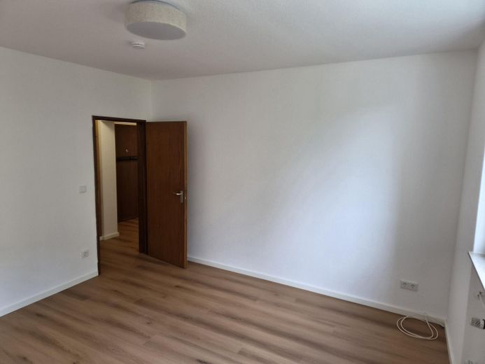 Erlangen-Frauenaurach’ta ankastre mutfaklı, yeni yenilenmiş 2 odalı daire – Schlafzimmer
