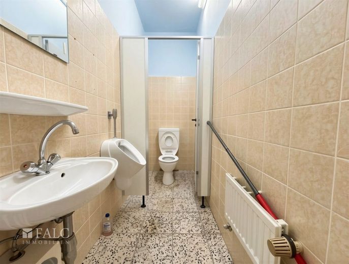 Vielseitig nutzbare Ladenfläche mit Büro, Stellplätzen und guter Sichtbarkeit – Badezimmer