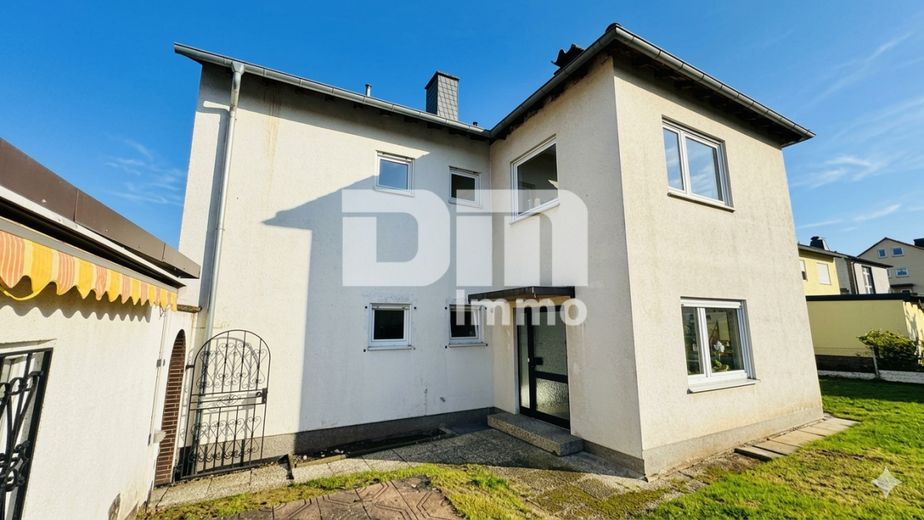 Gepflegtes Ein / Zweifamilienhaus mit Doppelgarage in begehrter Ortsrandlage von Zierenberg – Rückansicht / 2. Zugang