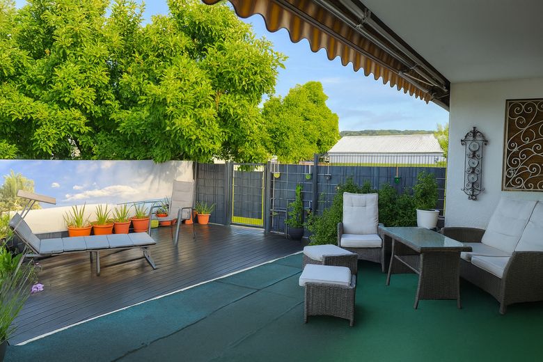 Großes Einfamilienhaus mit Einliegerbereich – ideal für Wohnen, Praxis oder Homeoffice – Überdachte Terrasse / Lounge