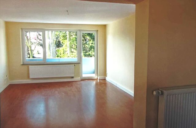 Zentral, aber ruhig gelegene 3-Zimmer Wohnung mit Balkon und Stellplatz als Kapitalanlage, prov.frei – Wohnzimmer/Loggia v. Küche
