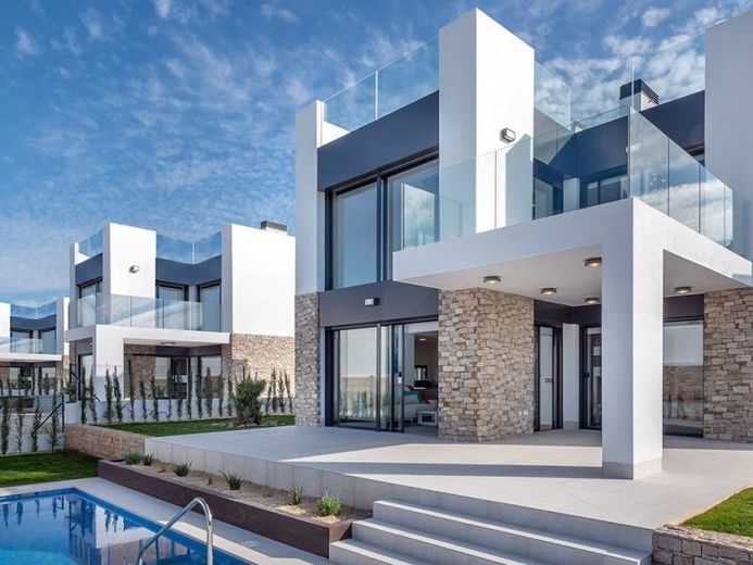 Luxus-Villen mit 3 Schlafzimmern, Dachterrasse, Meerblick und Privatpool nur 500 m vom Meer – Foto 1