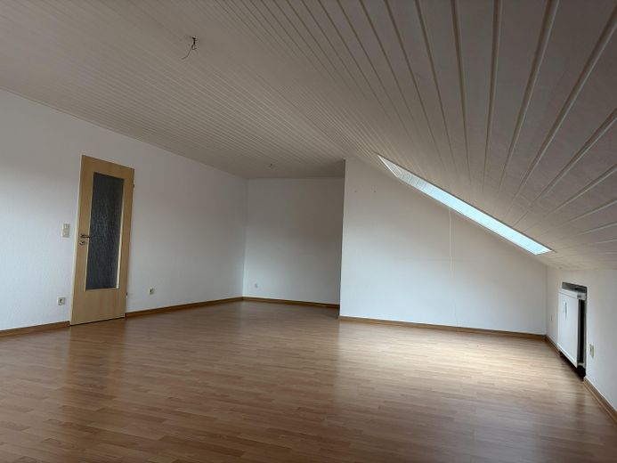Großzügige Dachgeschosswohnung in Paderborn-Elsen – Mit XXL-Sonnenbalkon zum Entspannen! – Wohnzimmer Essbereich