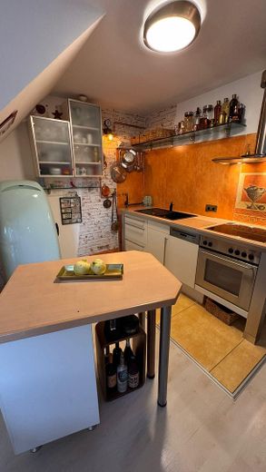 Charmante 3-Zi.- Maisonettewhg, TG-Stellplatz ,Garten, Balkon in grüner Lage von Hamburg Meiendorg – Küchenbereich 