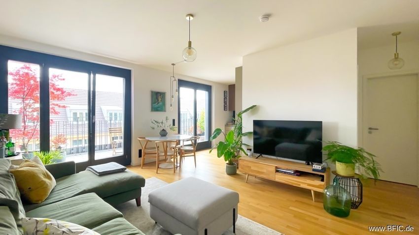 Hochwertige Dachterrassen-Wohnung, Blick auf den Fernsehturm – living room
