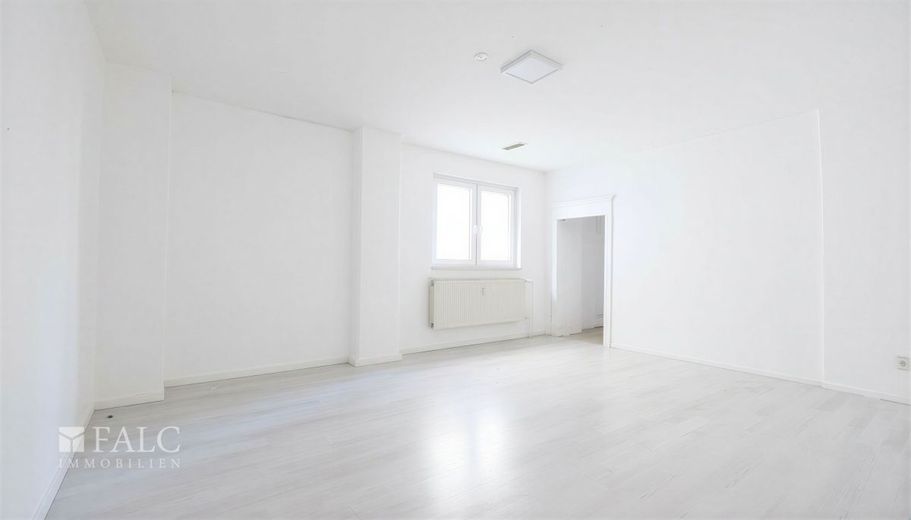 Renditeobjekt Marxloh - MFH mit 912 m² Wfl., sanierungsbedürftig – Wohnzimmer EG - (KI generiert)