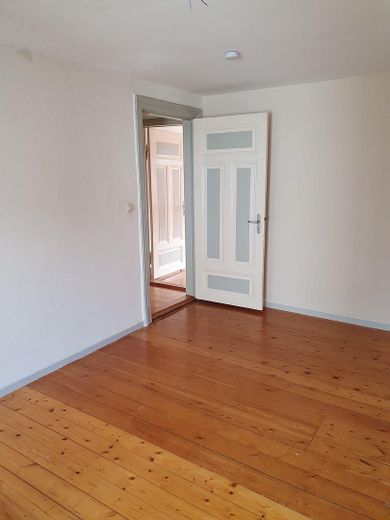 Schlafzimmer mit 2 Fenstern