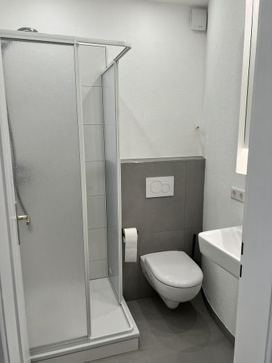 Moderne vollmöblierte 1-Zimmerwohnung mit Blick in die Stadt – Foto 8