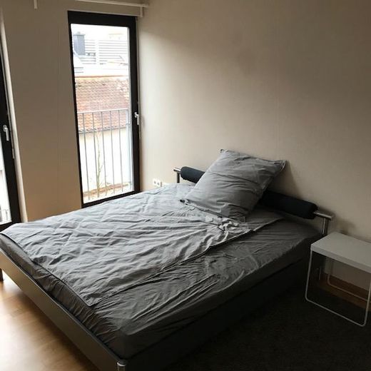 Schlafzimmer mit Rollläden