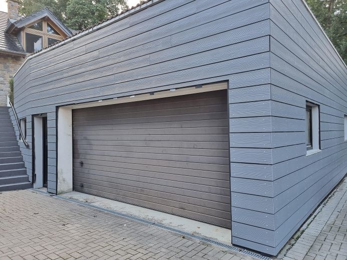 Landhaus mit zusätzliches Einfamilienhaus und großer Garage in Alleinlage im Wald – Garage