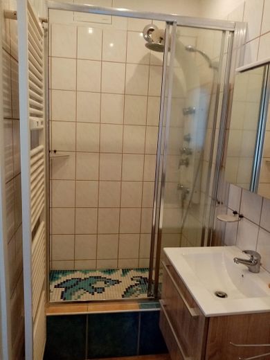 Charmante 3-Zimmer-Wohnung in zentraler Lage mit Lift – Foto 3