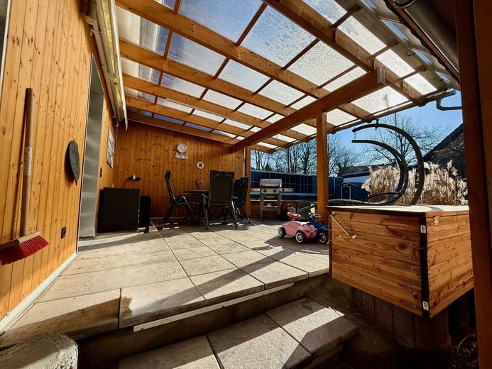 Fröndenberg-Hohenheide: Altbau, aber nicht vom alten Eisen - Energetisch und technisch im TOP Zustand! – Überdachte Terrasse