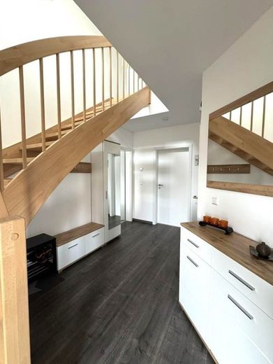 Provisionsfreies Einfamilienhaus (Baujahr 2024) mit PV-Anlage – Option auf 1,87% Kreditübernahme – Flur im Erdgeschoss