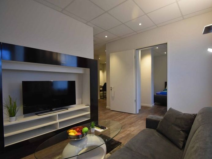 Großzügiges 2-Zimmer-Lounge-Apartment, möbliert und voll ausgestattet, zentral in Niederrad – Foto 1
