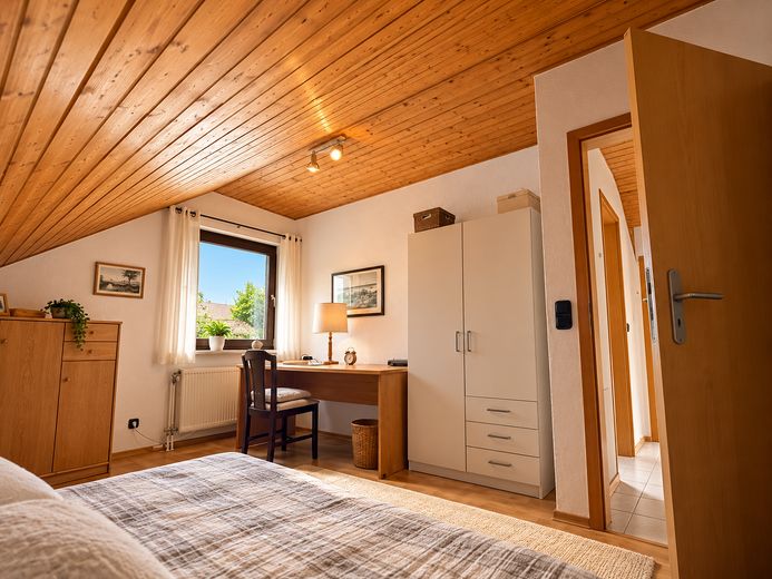 Detached single-family house with garden, balcony and parking space  commission-free – Vielseitig nutzbares Zimmer