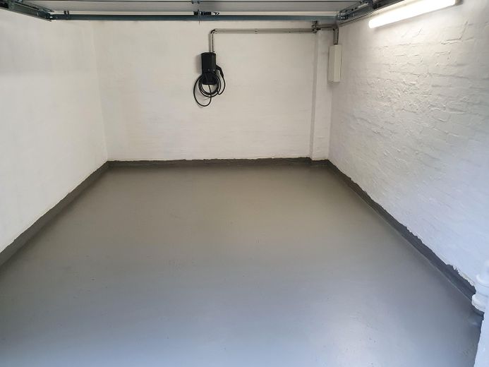 Appartamento molto luminoso, dalla disposizione moderna, con balcone (un tocco di Skywalk), garage incluso – Garage geöffnet