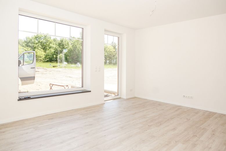 Neubau Erstbezug -  energieeffiziente Mittelwohnung im Reihenhaus für Familien zu vermieten – Wohnzimmer (Baugleich)