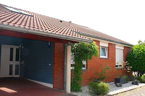 Wohnkomfort auf einer Ebene - Gartenhofhaus Grasdorf 
mit Garten und Carport