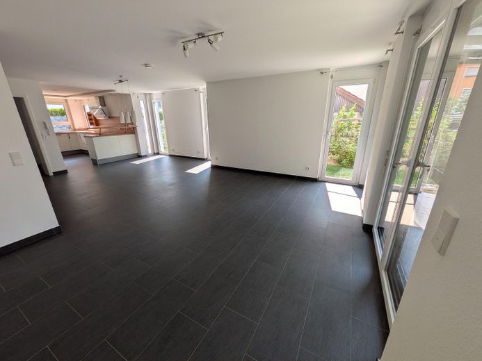 Bahçeli ve güneybatı teraslı şık maisonette daire – kendi evinizde yaşıyormuş gibi – Wohnessbereich