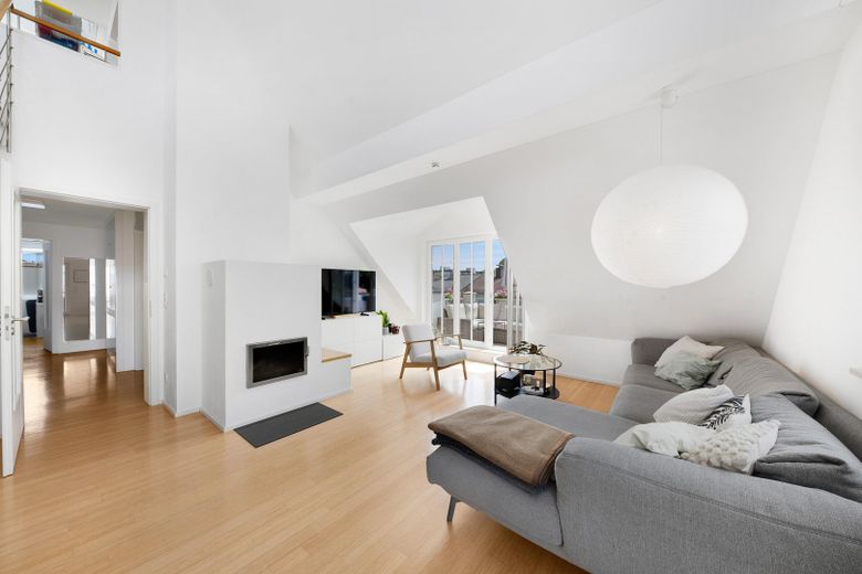 Design-Maisonette (Alleinige Etage) | KfW-A+, Galeria, kominek | blisko S-Bahn Untermenzing – Wohnbereich