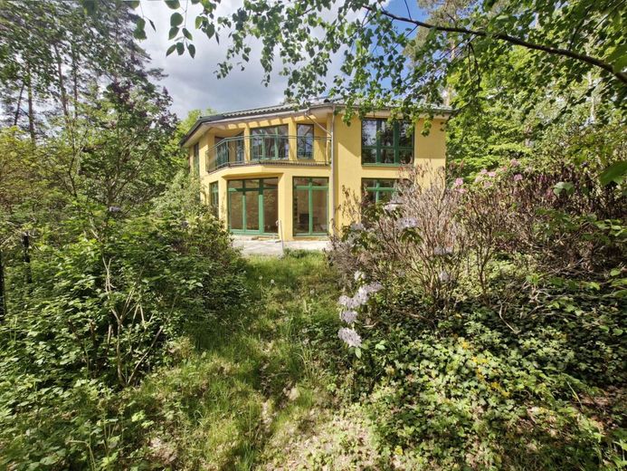 Moderne Architektenvilla in Hanglage - Design, Licht &amp; Natur in Perfektion – Grüner Blätterwald mit Blick auf die Terrasse