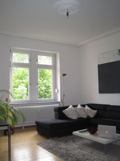 Hochwertig sanierte 3-Zimmer-Altbauwohnung (ca. 75 m²) in zentraler Lage der Weststadt! – Wohnzimmer