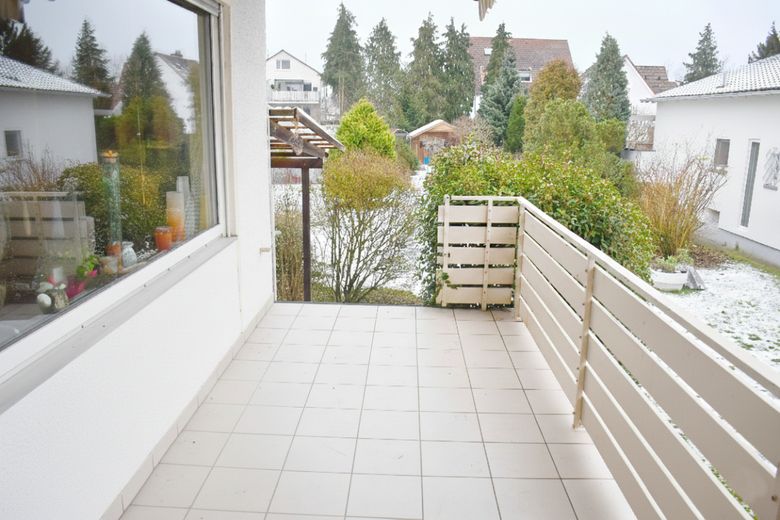 Freistehendes gepflegtes Zweifamilienhaus in Weiterstadt – EG: Sonnenbalkon mit Gartenzugang