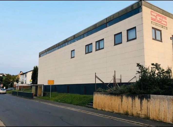 Lagerhallen mit Freifläche in zentraler, verkehrsgünstiger Lage. – Bild 3