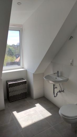Neubau (BAFA/KfW) 85m² 2,5 ZKB helle DG-Wohnung, 2 begehbare Kleiderschränke, 3fach Verglasung – Bad mit Aussicht