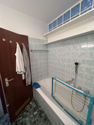2,5 Zi-Wohnung Hochparterre mit Nord und Süd Balkon in ruhiger Lage, Tiefgarage, geringe Nebenkosten – Bad Wanne