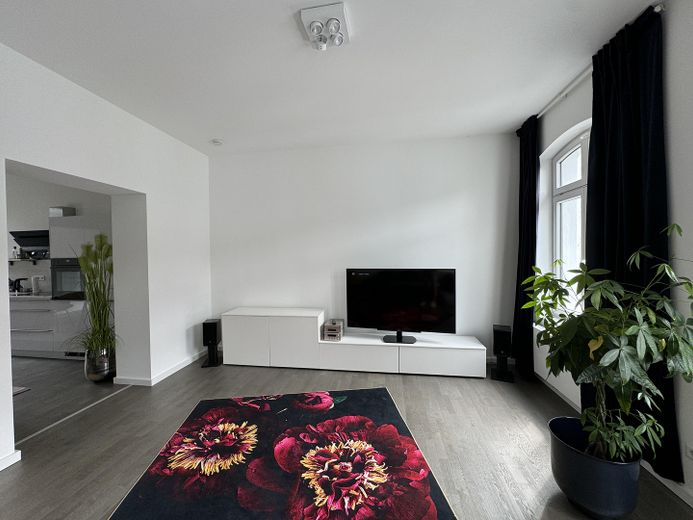 -PROVISIONSFREI- Kernsanierte Altbauwohnung im 2.OG, Denkmal, Wohnküche, Parkett – Wohnzimmer / Küche