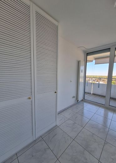 Großzügige 3 - Zimmer Wohnung mit Weitblick - inklusive Garagenstellplatz – Schlafzimmer 2