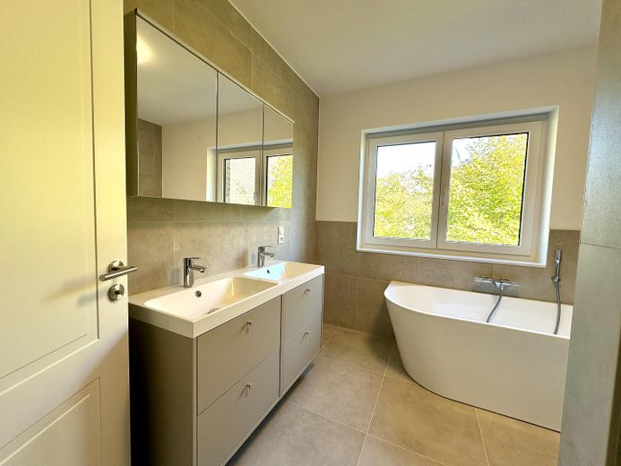 Demi-maison bungalow haut de gamme avec cuisine équipée et sauna – situation attractive et calme à Barum – Duschbad + Sauna 