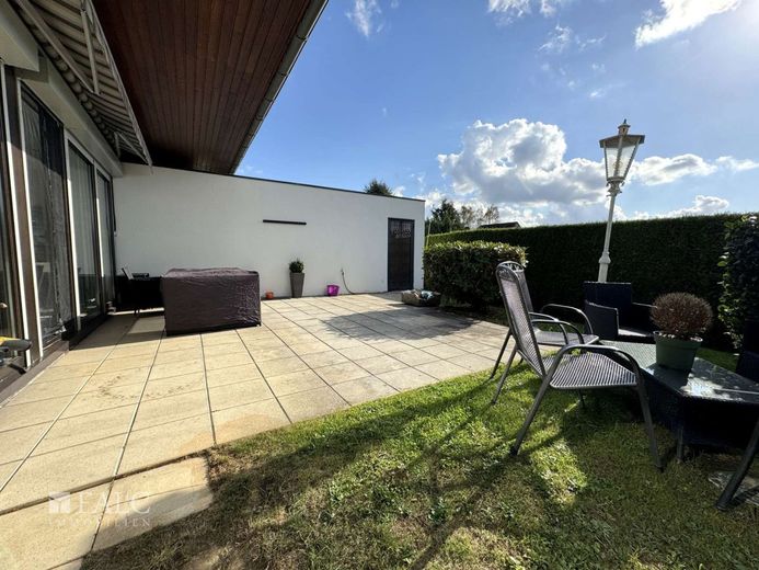 Moderner Flair trifft auf ruhige Idylle – Terrasse