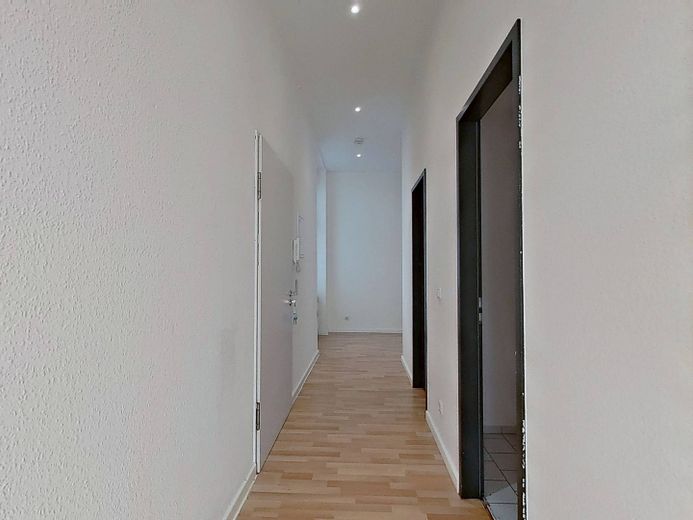 Habillez-vous chaudement, économisez au froid – Pour le début de l’automne, nous vous offrons un loyer hors charges : charmant appartement ancien de 4 pièces avec ascenseur – Ansicht III: Flur