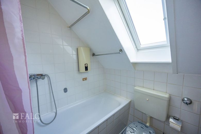 Kompakt, ruhig, zentral - 2-Zimmer-Dachgeschosswohnung mit optimalen Grundriss – Bad