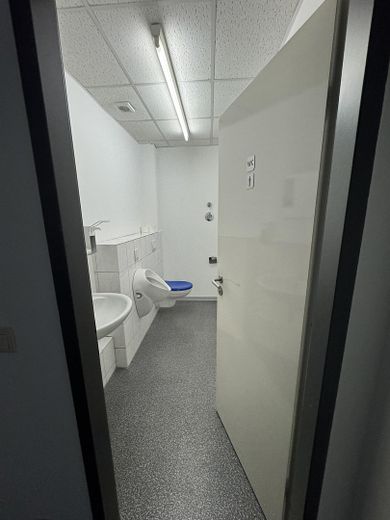 WC Herren EG links