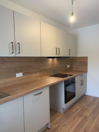Elegante appartamento di 3 locali ristrutturato con terrazza coperta – Küche