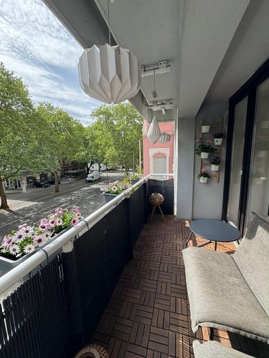 Sin comisión: apartamento de 2 habitaciones cerca del Rin, con baño modernizado y posibilidad de uso propio – Balkon