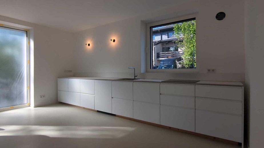 Energieeffizientes Einfamilienhaus (A) mit Panoramablick im Taunus – Küchenzeile mit Fensterausblic