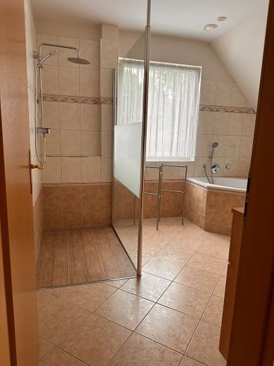 Bad mit Wanne und Dusche, OG