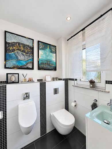 Winkelbungalow mit Sonnenterrasse und großzügigem Wohnambiente – Gäste-WC