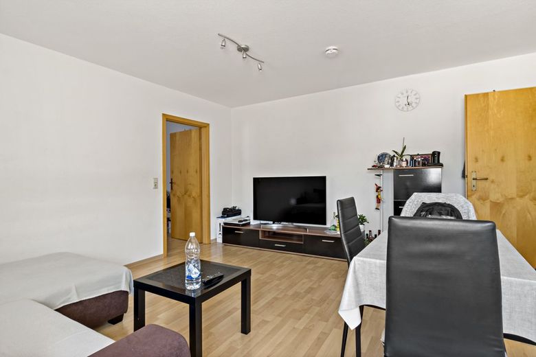 Perfekte Lage, Perfektes Zuhause: Gemütliche 2-Raumwohnung mit Erstklassiger Infrastruktur – Wohnzimmer
